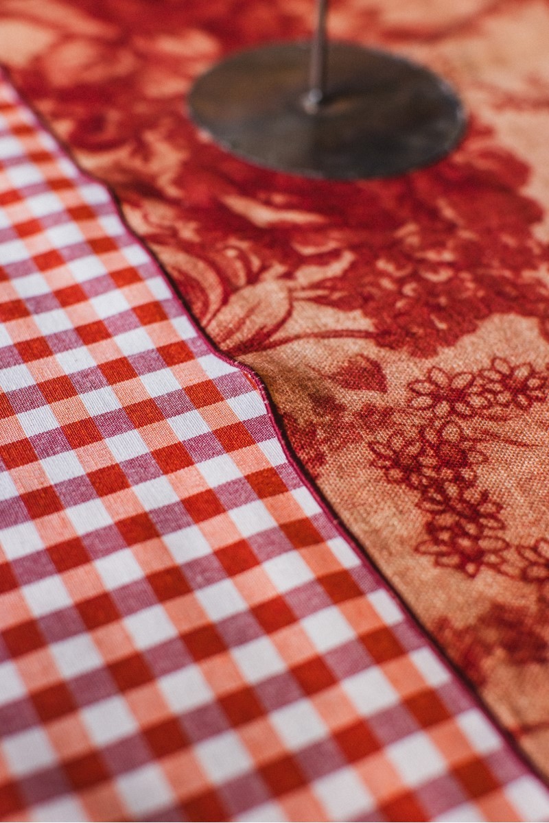 Chemin de table enduit en lin et viscose 