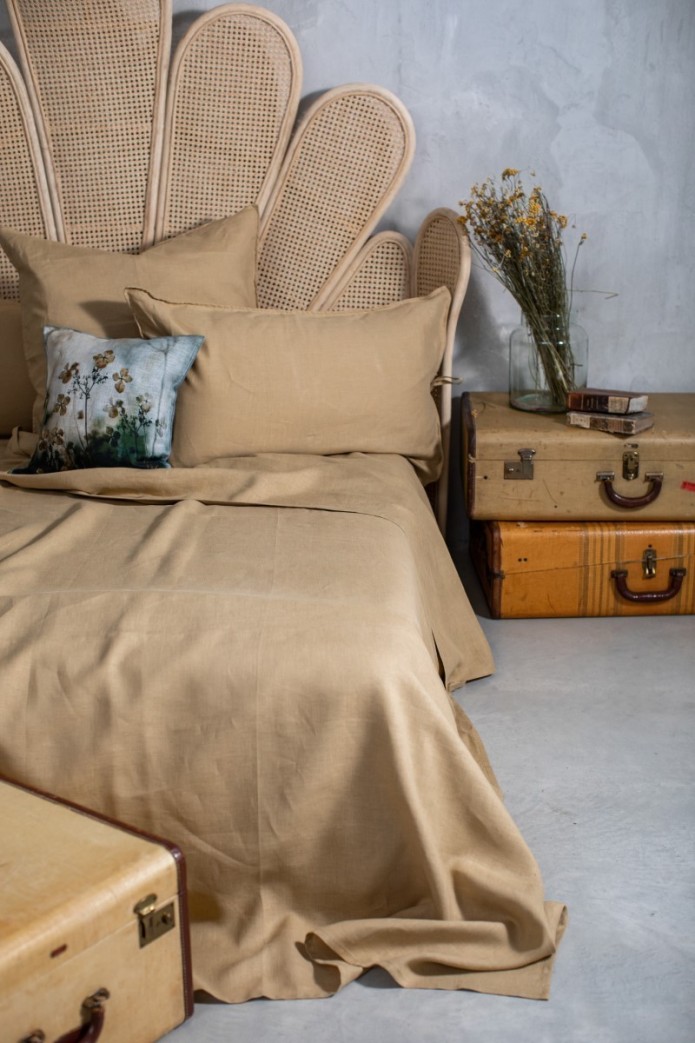 Linen fitted sheet with corners