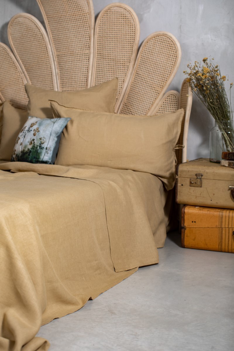 Linen fitted sheet with corners