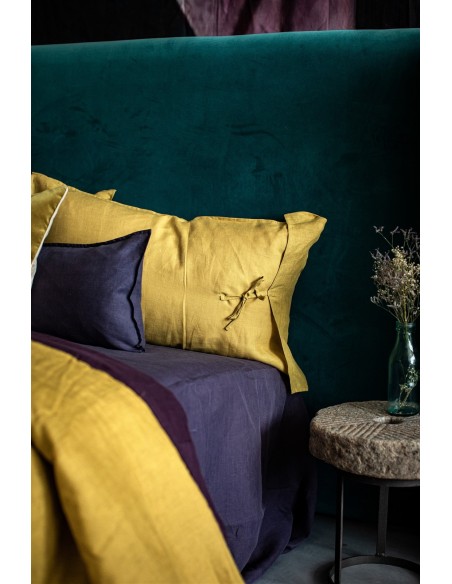 Linen fitted sheet with corners