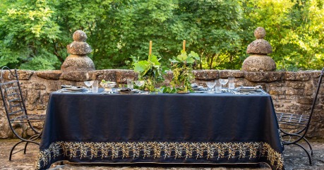 Natale in Lino: la tavola delle Feste tra oro, ultime tendenze e dettagli sartoriali