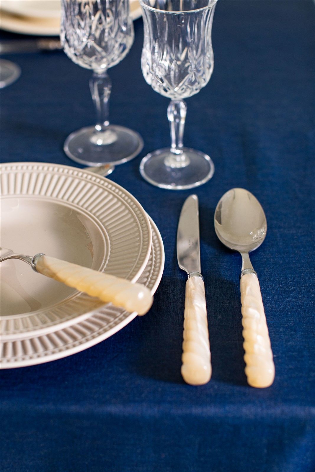 Pearly twisted tableware 
