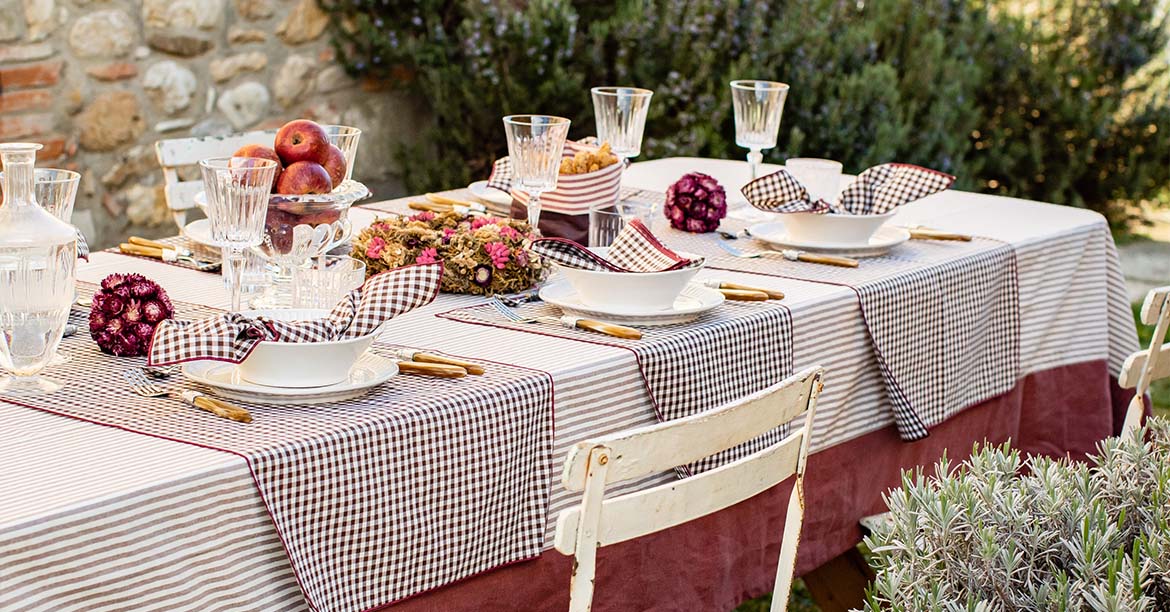 How to match tablecloth, napkins, runners and placemats: 4 styles for all occasions. 