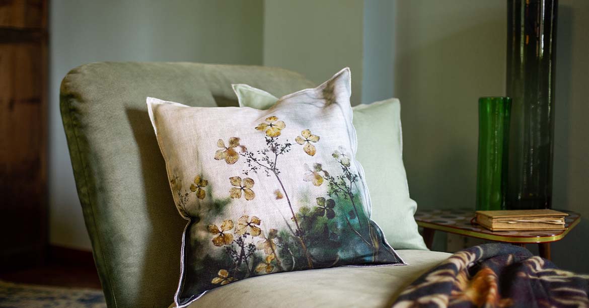 How to Decorate the Sofa with Pillows: Tips for Giving a New Style to the Living Room.