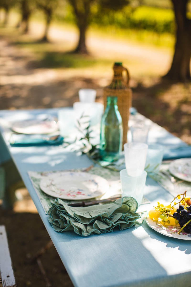 How to set a table in the garden